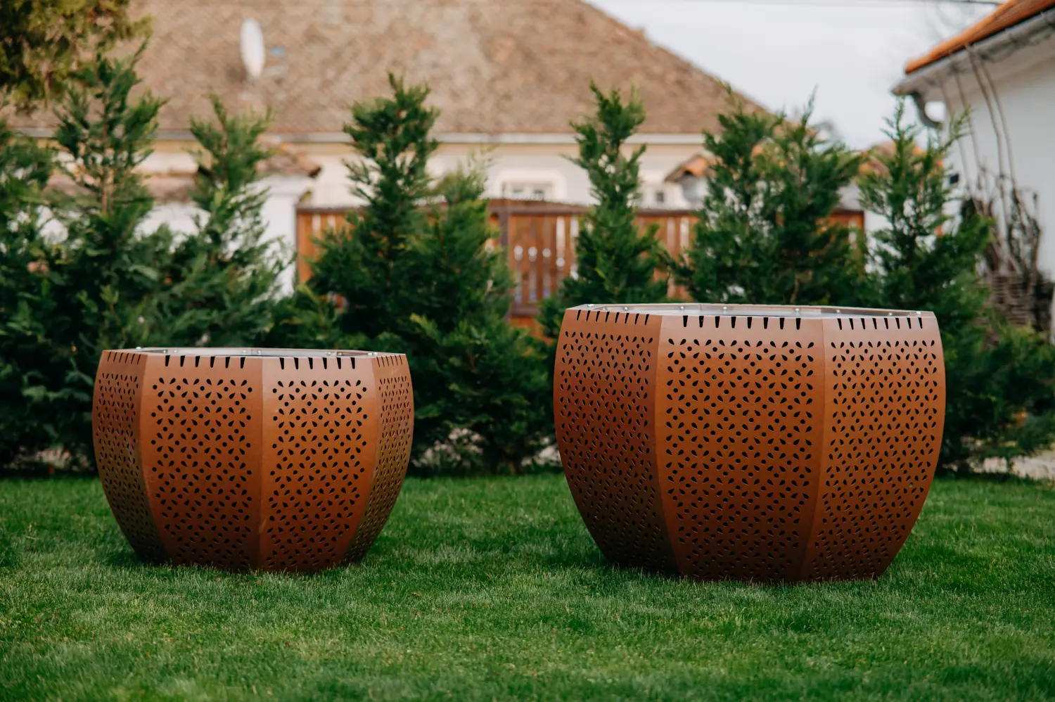 CRATERFLAME® Meteorite Grill on the courtyard of a house