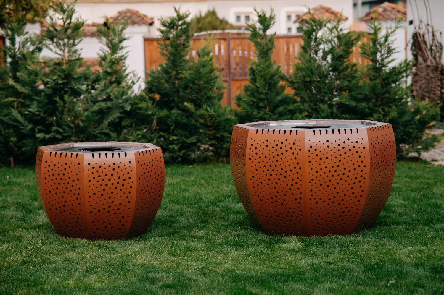 CRATERFLAME® Meteorite Grill on the courtyard of a house