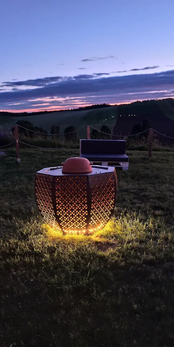 CRATERFLAME® Meteorite Bloom Grill leuchtet im Dunkeln