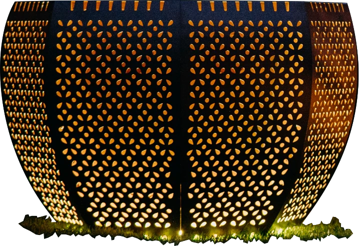 CRATERFLAME® Meteorite Bloom grill at night