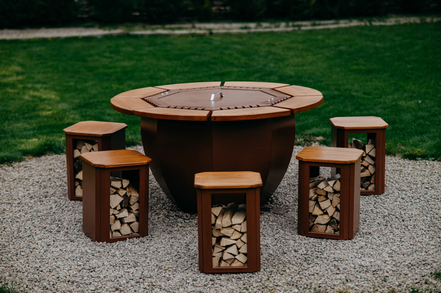 CRATERFLAME® Meteorite Solid with chairs
